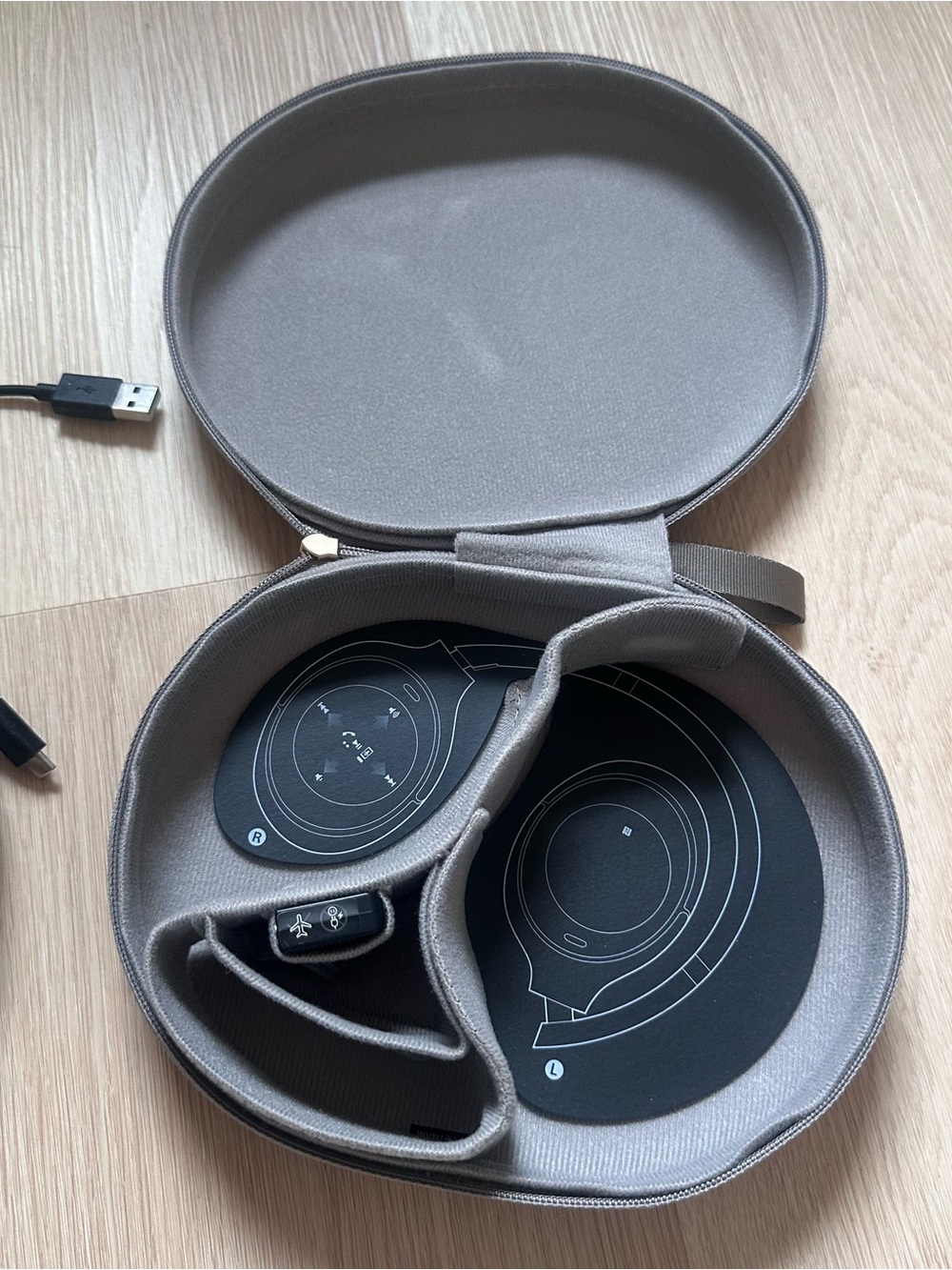 Sony XM4 Headphones in Light Gray - Picture 4 of 4